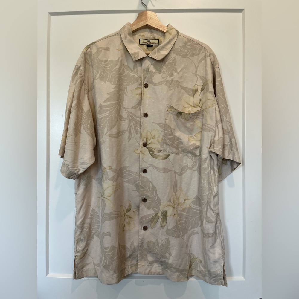 Tommy Bahama 100% Silk Hawaiian Camp Shirt beige floral coastal vacation sz L